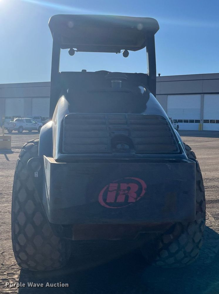 image for item DQ4082 2005 Ingersoll Rand SD-122DX TF  single drum vibratory roller