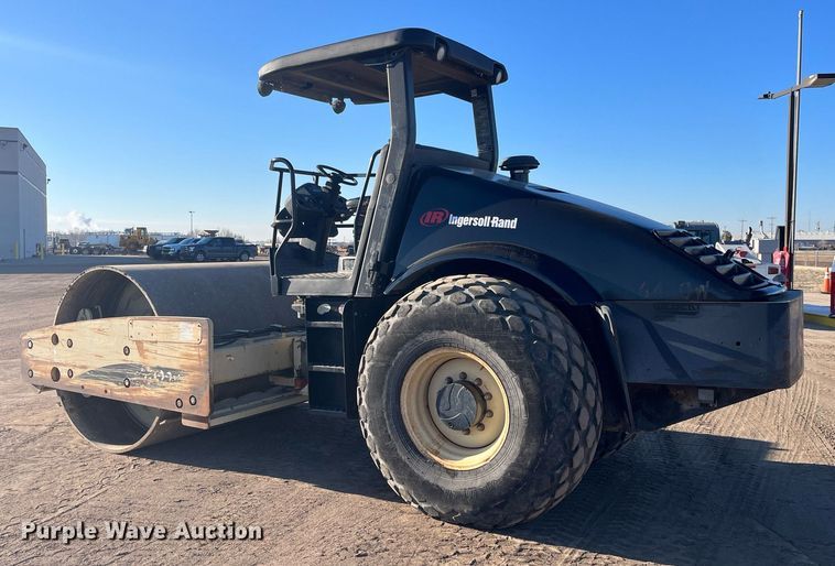 image for item DQ4082 2005 Ingersoll Rand SD-122DX TF  single drum vibratory roller