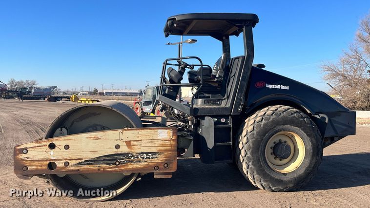 image for item DQ4082 2005 Ingersoll Rand SD-122DX TF  single drum vibratory roller