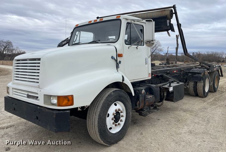 image for item DQ4090 2000 International 2654  roll-off container truck