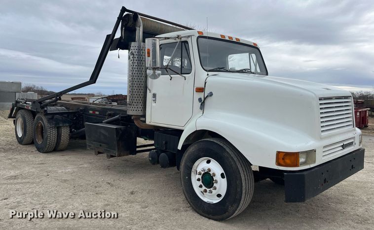 image for item DQ4090 2000 International 2654  roll-off container truck