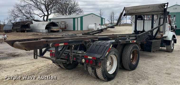 image for item DQ4090 2000 International 2654  roll-off container truck