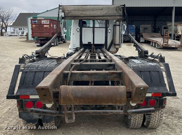 image for item DQ4090 2000 International 2654  roll-off container truck