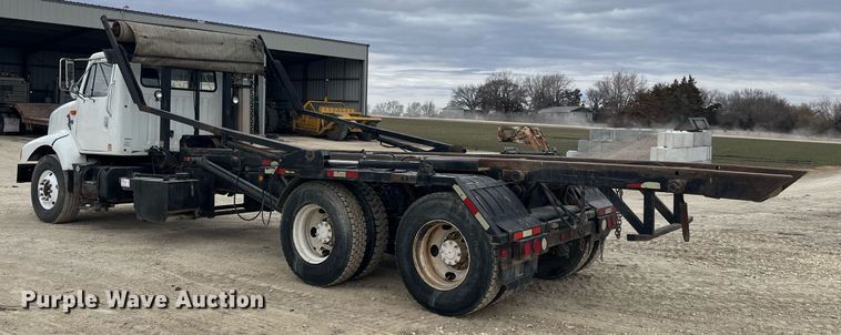 image for item DQ4090 2000 International 2654  roll-off container truck