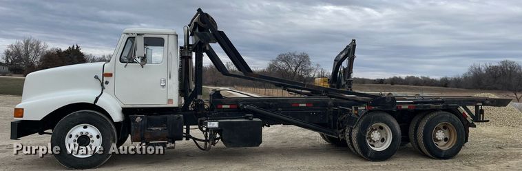 image for item DQ4090 2000 International 2654  roll-off container truck