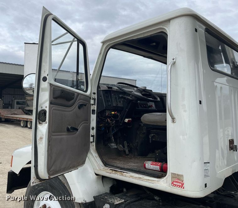 image for item DQ4090 2000 International 2654  roll-off container truck