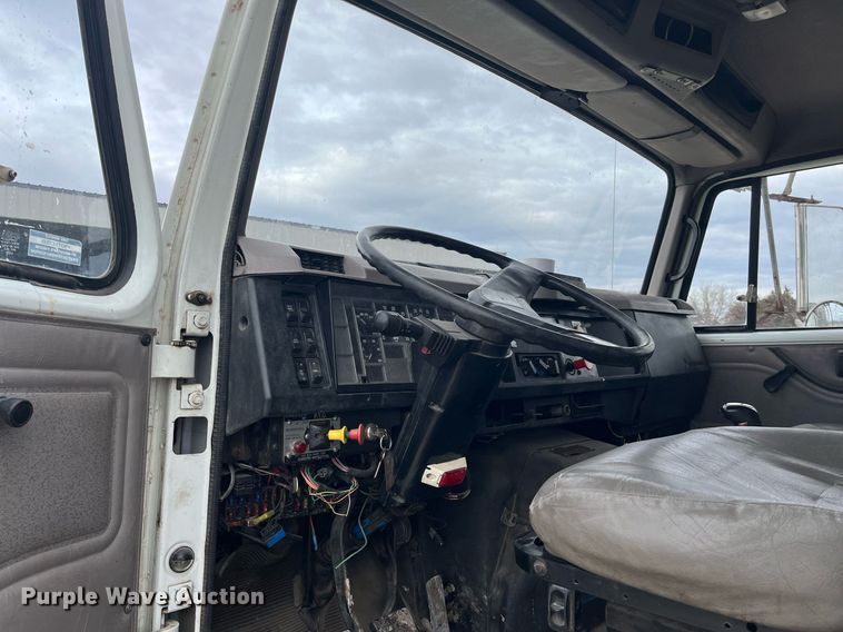 image for item DQ4090 2000 International 2654  roll-off container truck