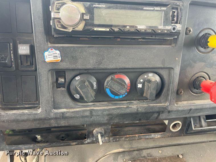 image for item DQ4090 2000 International 2654  roll-off container truck