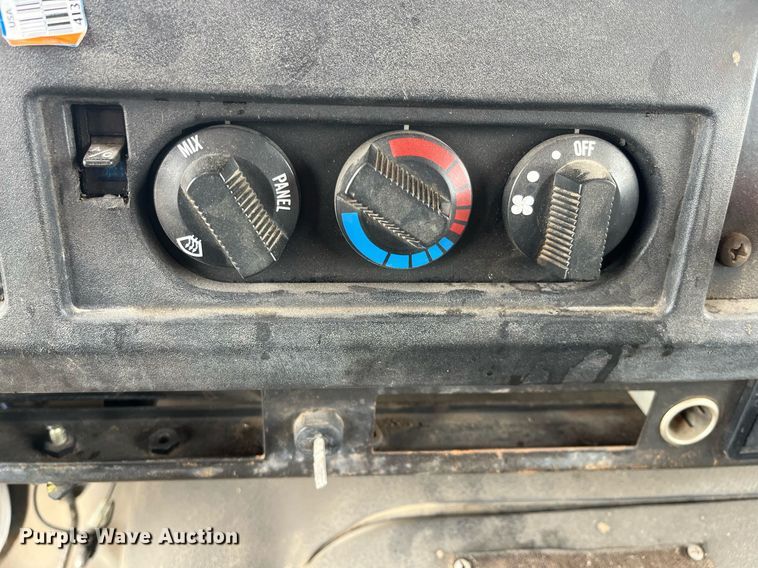 image for item DQ4090 2000 International 2654  roll-off container truck