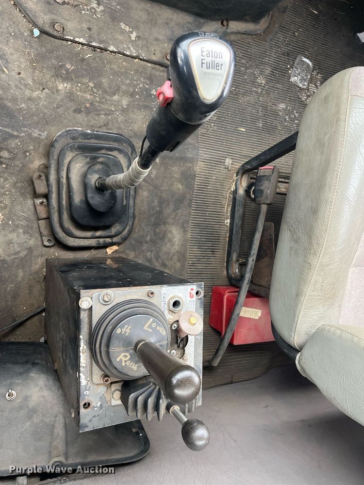 image for item DQ4090 2000 International 2654  roll-off container truck