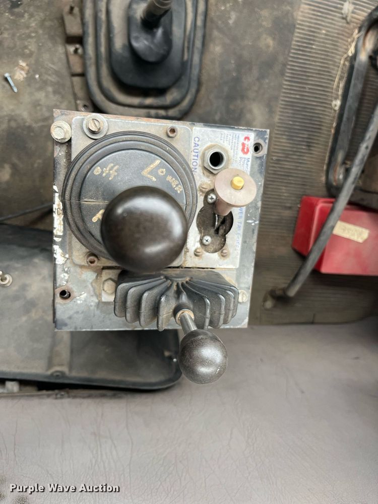 image for item DQ4090 2000 International 2654  roll-off container truck