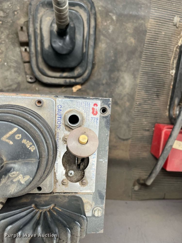 image for item DQ4090 2000 International 2654  roll-off container truck