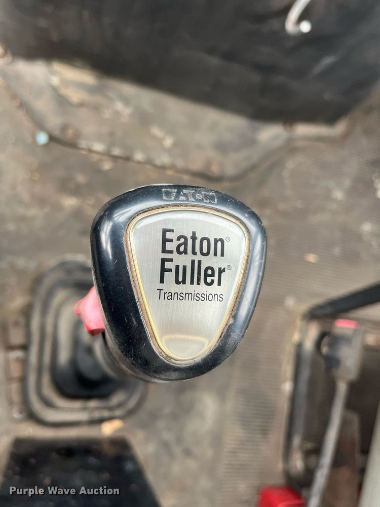 image for item DQ4090 2000 International 2654  roll-off container truck