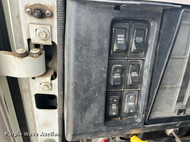 image for item DQ4090 2000 International 2654  roll-off container truck