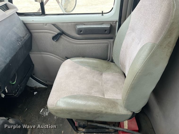 image for item DQ4090 2000 International 2654  roll-off container truck