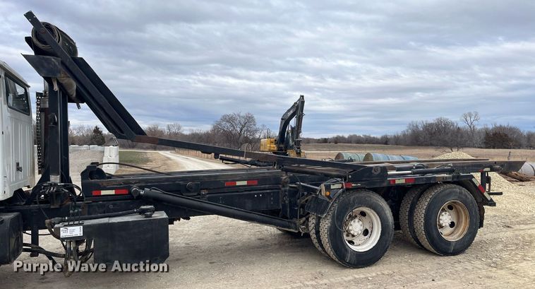 image for item DQ4090 2000 International 2654  roll-off container truck