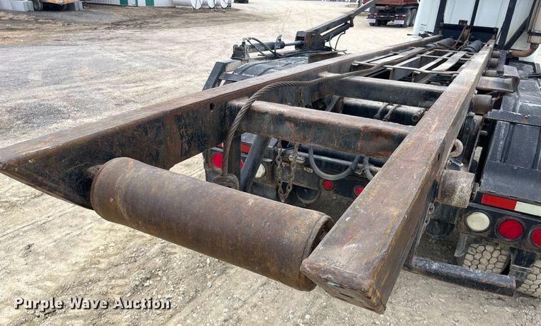 image for item DQ4090 2000 International 2654  roll-off container truck