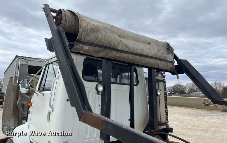 image for item DQ4090 2000 International 2654  roll-off container truck