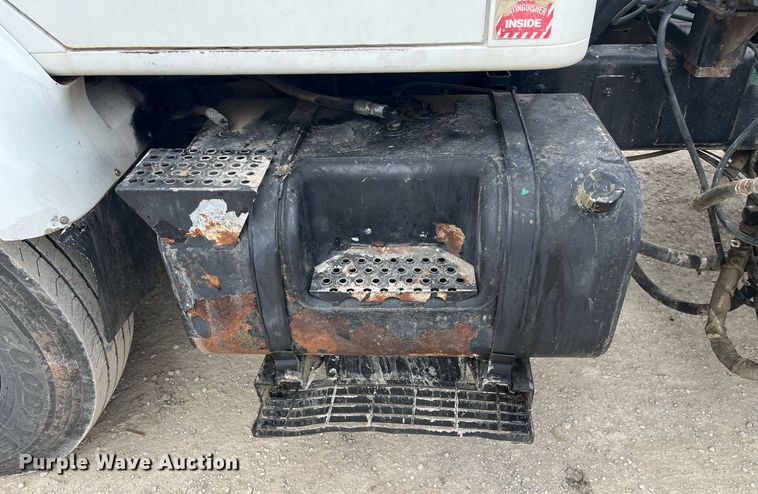 image for item DQ4090 2000 International 2654  roll-off container truck