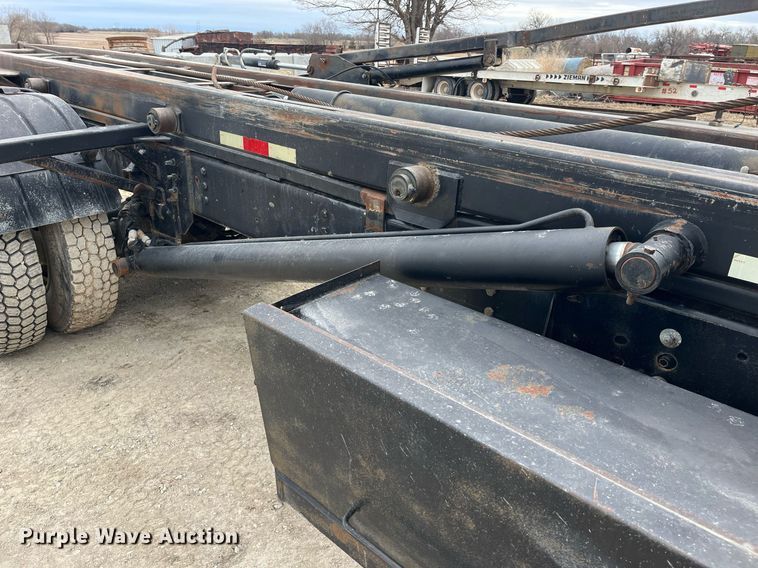 image for item DQ4090 2000 International 2654  roll-off container truck