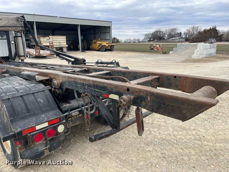 image for item DQ4090 2000 International 2654  roll-off container truck