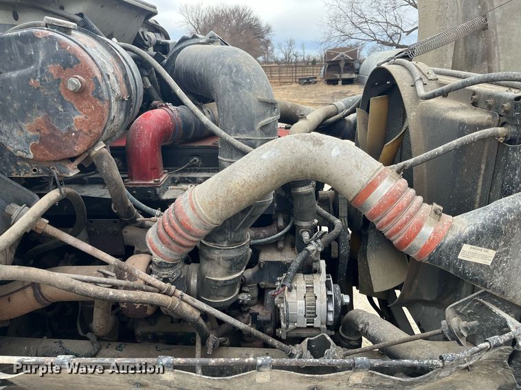 image for item DQ4090 2000 International 2654  roll-off container truck