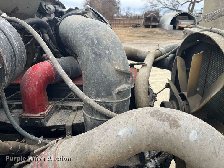 image for item DQ4090 2000 International 2654  roll-off container truck