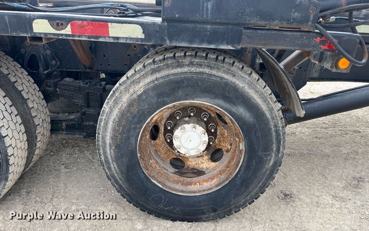 image for item DQ4090 2000 International 2654  roll-off container truck