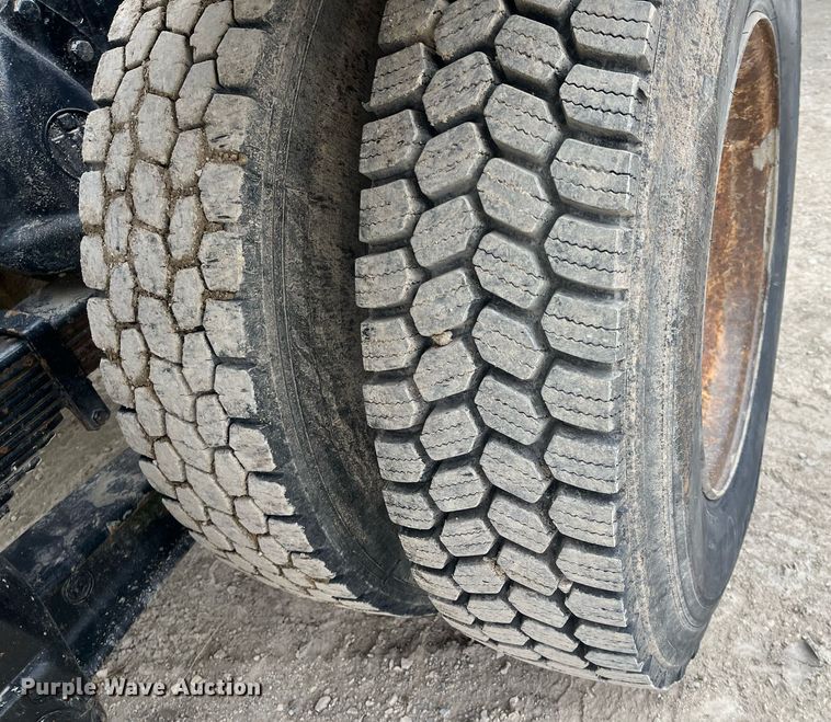 image for item DQ4090 2000 International 2654  roll-off container truck