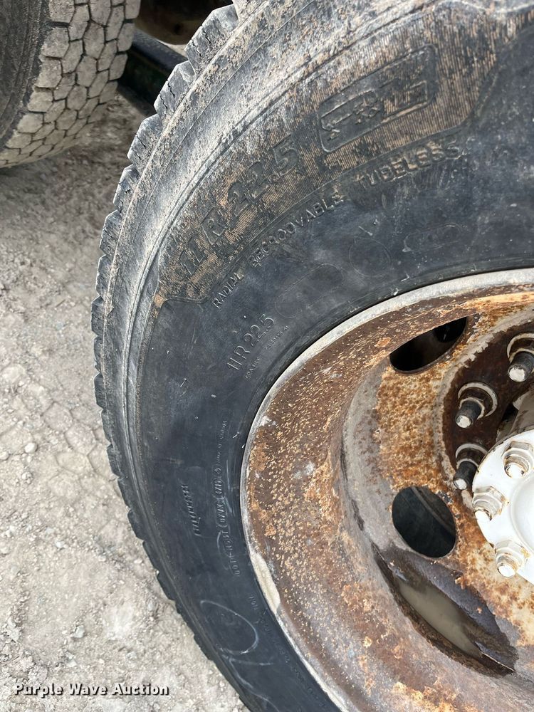 image for item DQ4090 2000 International 2654  roll-off container truck