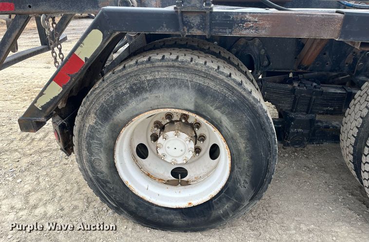 image for item DQ4090 2000 International 2654  roll-off container truck