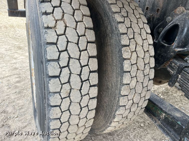 image for item DQ4090 2000 International 2654  roll-off container truck