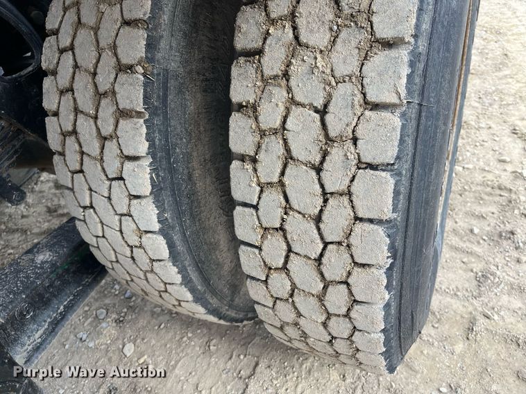 image for item DQ4090 2000 International 2654  roll-off container truck