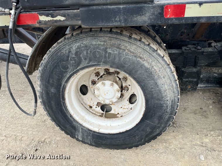 image for item DQ4090 2000 International 2654  roll-off container truck