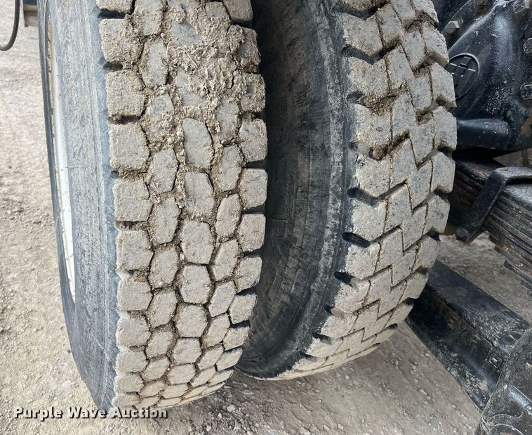 image for item DQ4090 2000 International 2654  roll-off container truck