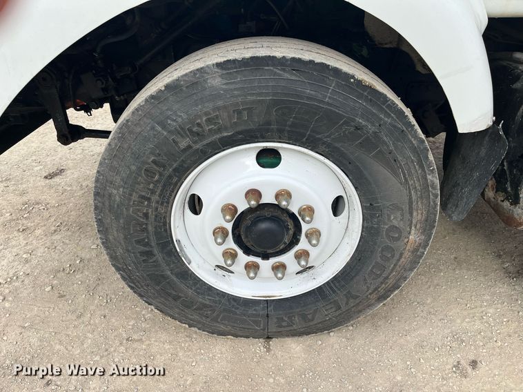 image for item DQ4090 2000 International 2654  roll-off container truck