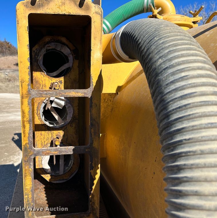 image for item DR7493 2001 Vermeer E550  vacuum excavator