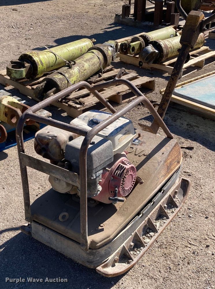 image for item HN9807 1993 Wacker BPU3345A  plate compactor