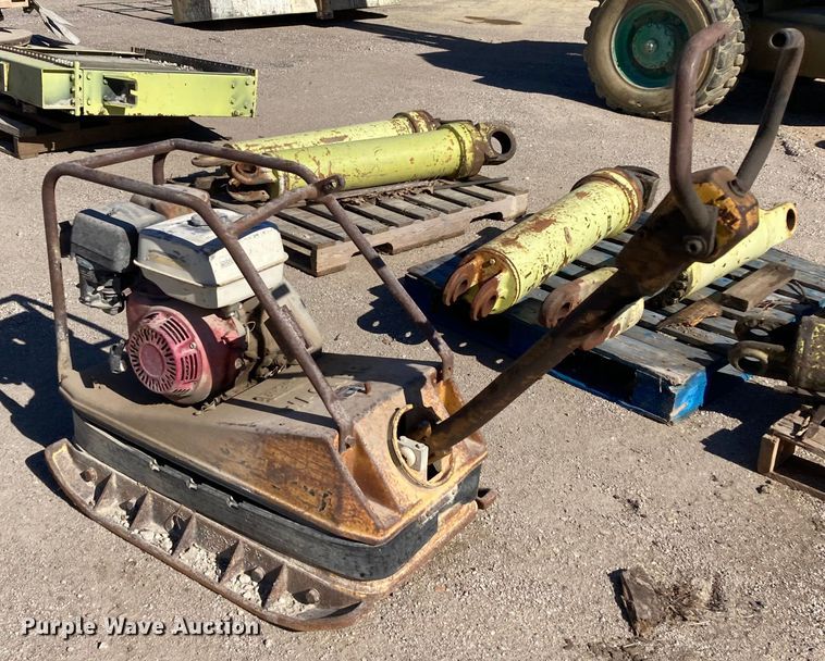 image for item HN9807 1993 Wacker BPU3345A  plate compactor