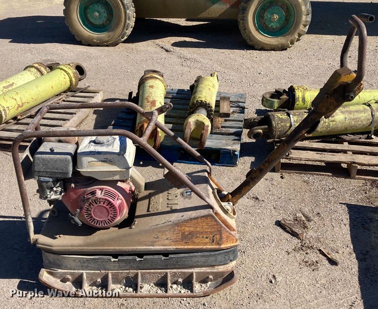 image for item HN9807 1993 Wacker BPU3345A  plate compactor