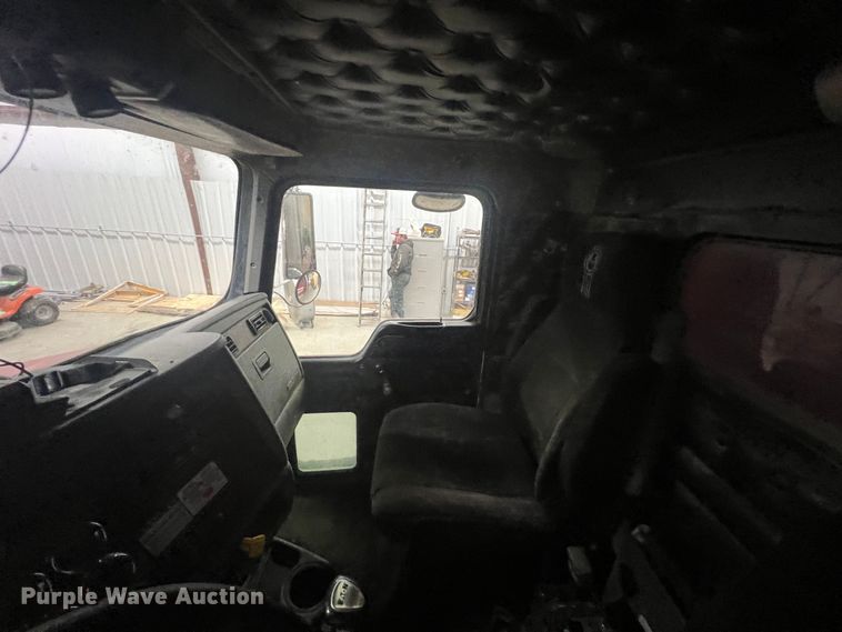 image for item HX9971 2005 Kenworth T800  dump truck