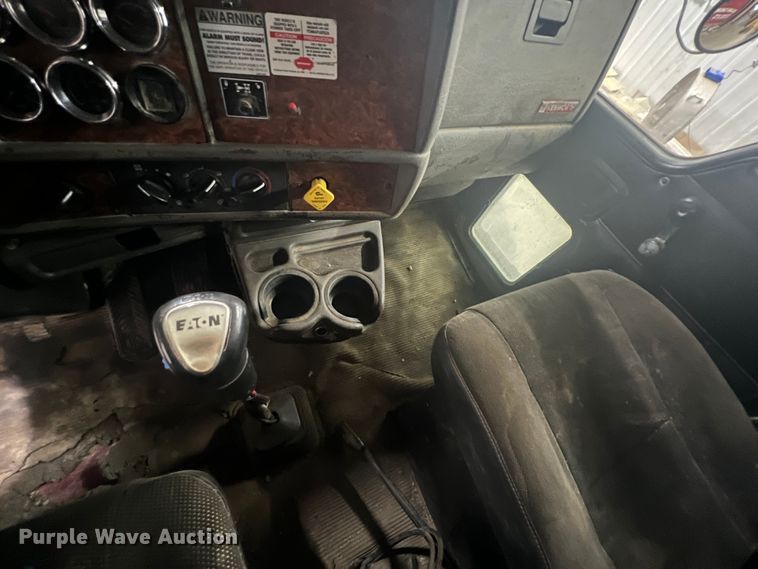 image for item HX9971 2005 Kenworth T800  dump truck