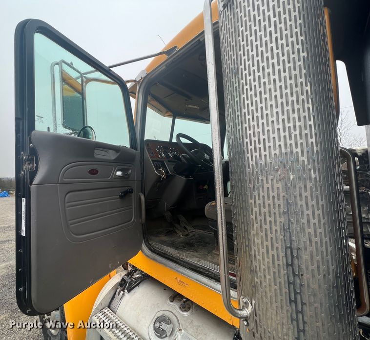 image for item ID9459 2007 Peterbilt 379  dump truck