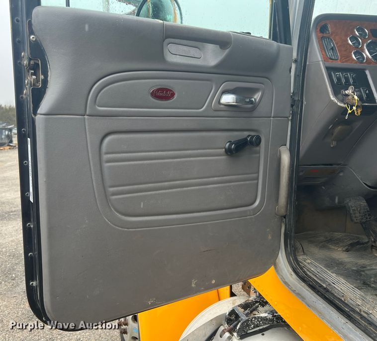 image for item ID9459 2007 Peterbilt 379  dump truck