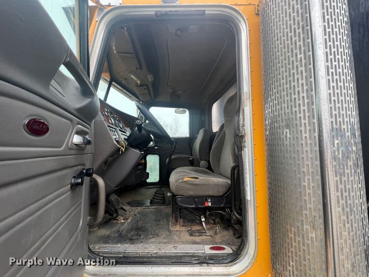 image for item ID9459 2007 Peterbilt 379  dump truck