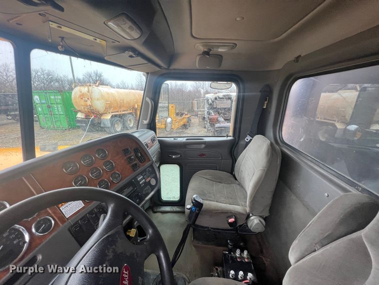 image for item ID9459 2007 Peterbilt 379  dump truck