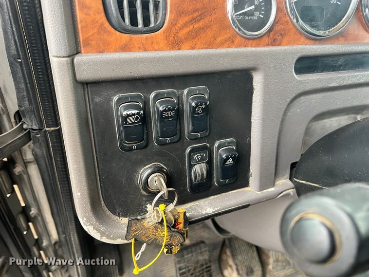 image for item ID9459 2007 Peterbilt 379  dump truck