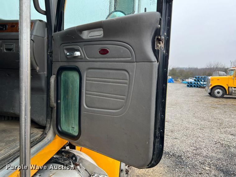 image for item ID9459 2007 Peterbilt 379  dump truck