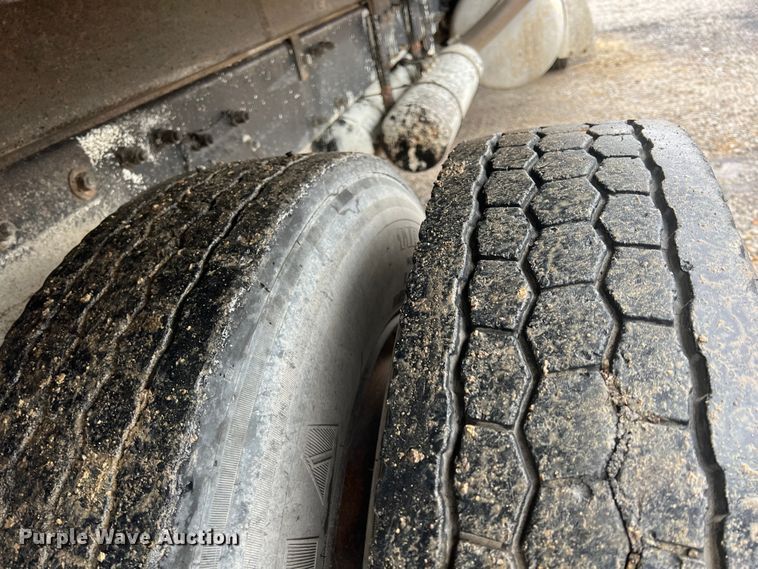 image for item ID9459 2007 Peterbilt 379  dump truck