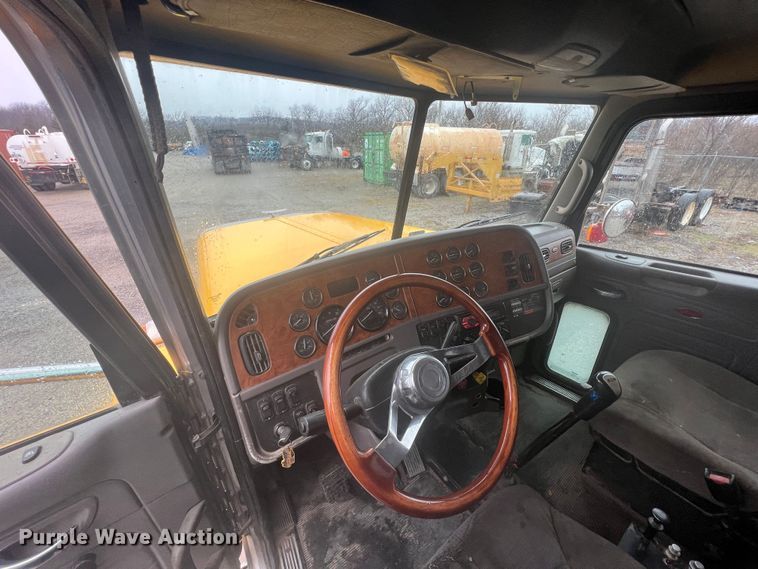 image for item ID9460 2007 Peterbilt 379  dump truck